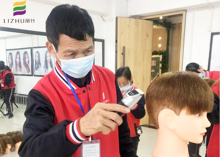 美發(fā)教學(xué)：南寧美發(fā)學(xué)校哪家有實力？