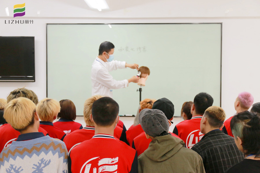 推剪的練習方法，廣西教美發(fā)基礎的學校分享