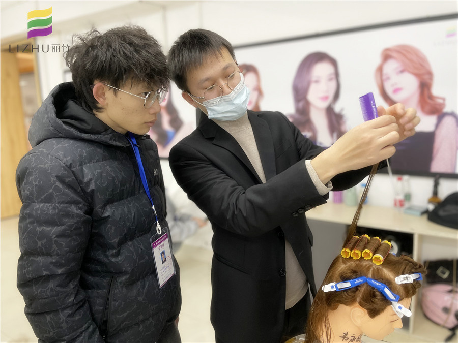 美發(fā)初學(xué)者如何練習(xí)上杠？廣西專(zhuān)業(yè)教燙染的學(xué)校教你