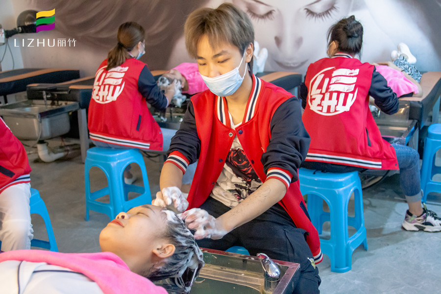 如何應對頭發(fā)干枯毛躁？廣西美發(fā)護發(fā)技巧