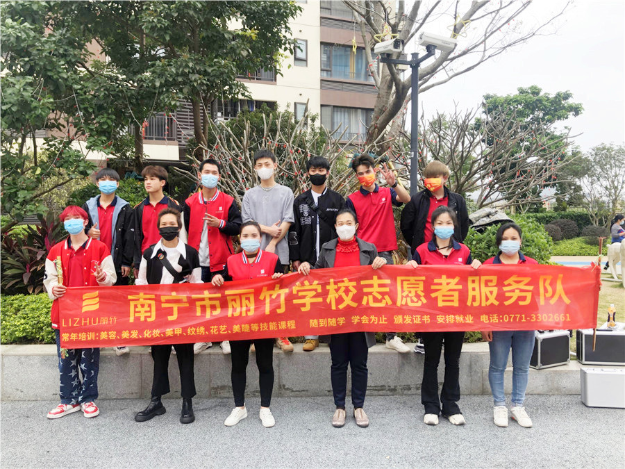 南寧美發(fā)學(xué)校小區(qū)理發(fā)，積極發(fā)揚(yáng)“雷鋒精神”