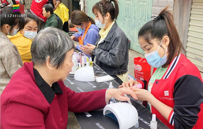 廣西美甲學(xué)校公益美甲進(jìn)社區(qū)，居民連聲道謝與稱贊