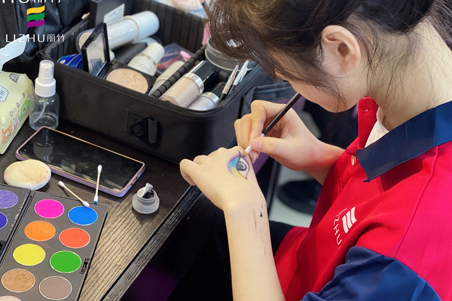 為什么要在手上練習(xí)化妝？南寧化妝知識(shí)問答