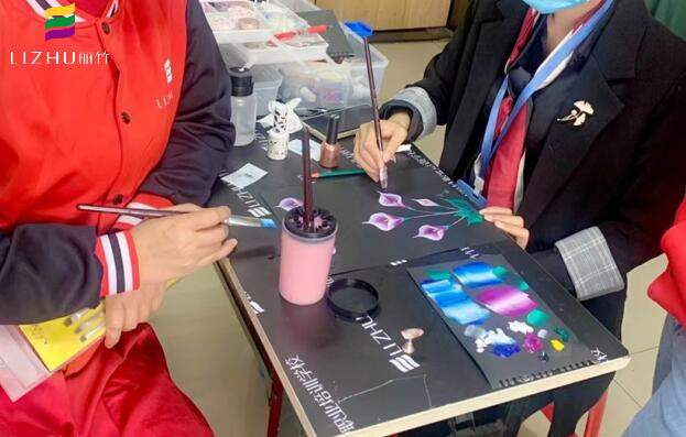 排筆彩繪馬蹄蓮美甲教程 | 南寧美甲培訓(xùn)學(xué)校分享