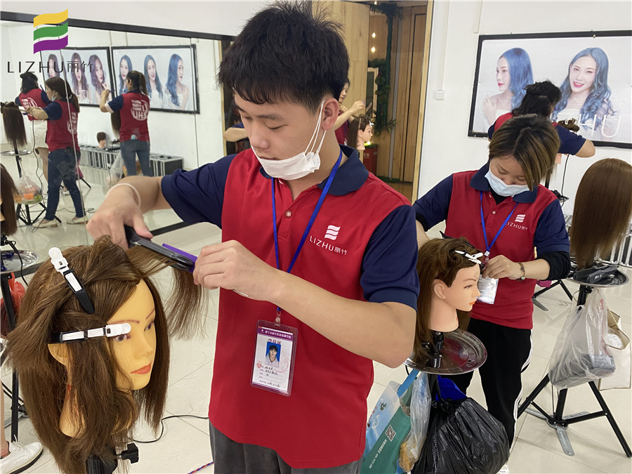 直板夾怎么用？廣西美發(fā)課堂學員為你講解