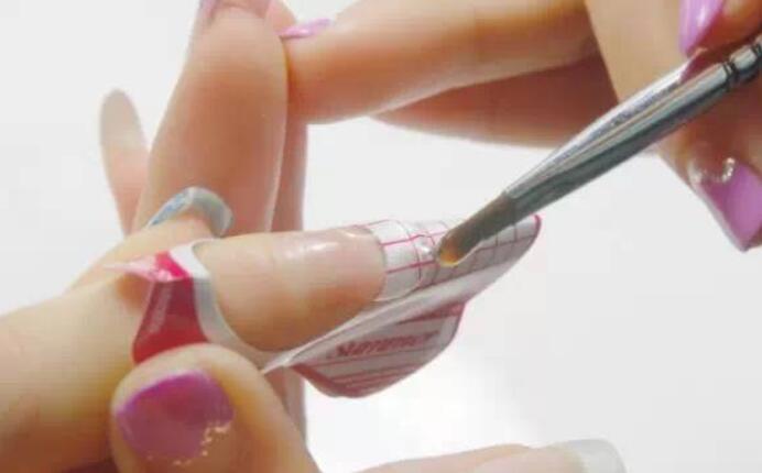 美甲延長膠怎么卸？南寧美甲理論知識(shí)必學(xué)課程