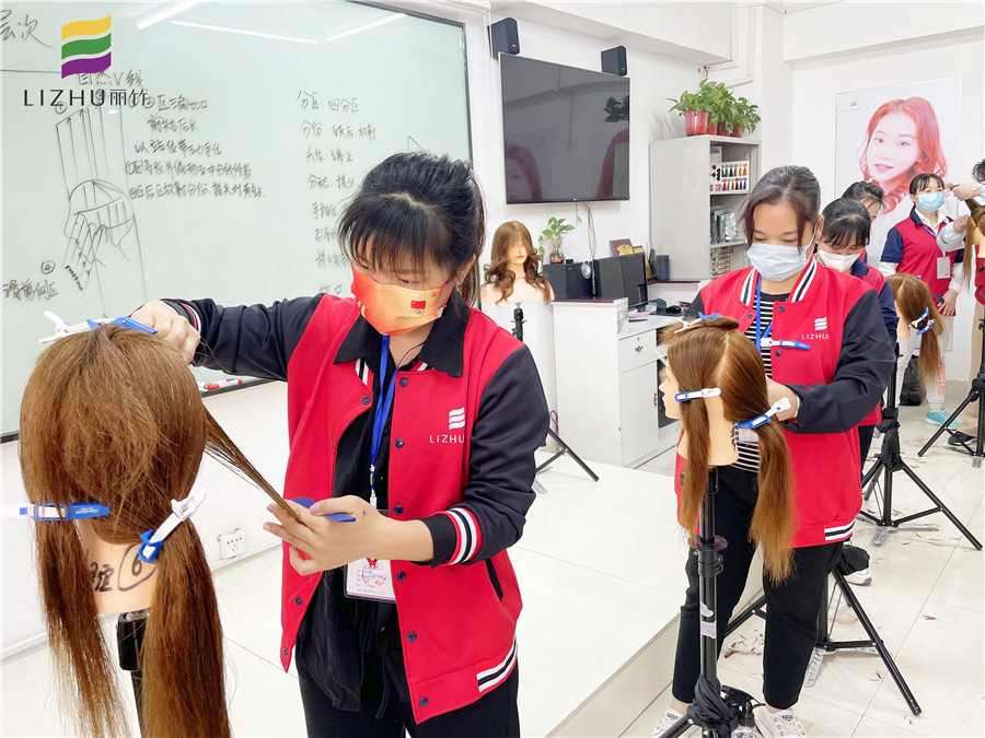 “自然V線”修剪，廣西美發(fā)學校十大名校課程