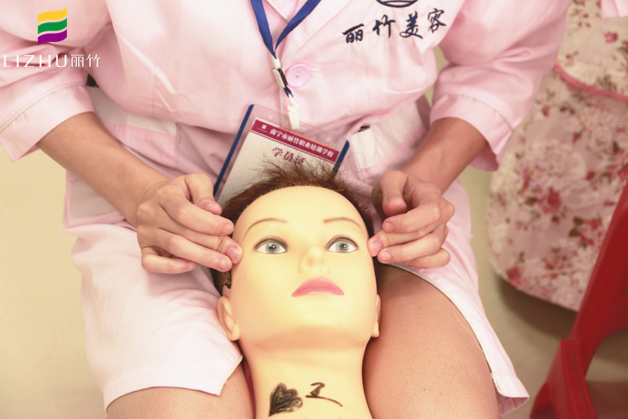 為什么學(xué)美容要練習(xí)假頭模？廣西認(rèn)可的美容學(xué)校告訴你