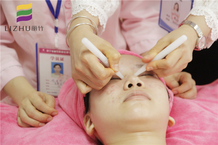 眼部撥筋的好處和壞處，學(xué)美容的正規(guī)學(xué)校推薦