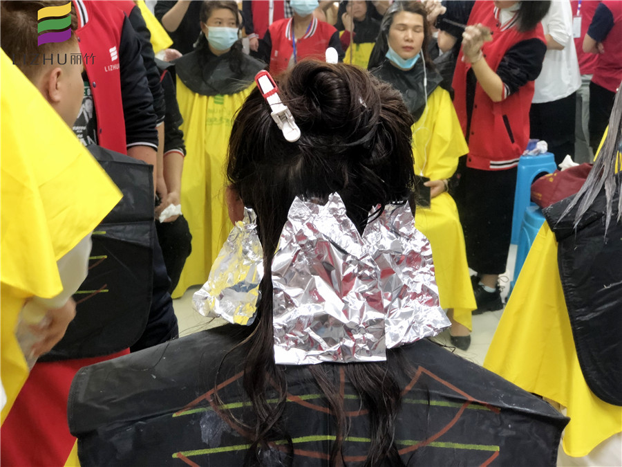 錫紙燙發(fā)能保持多久？南寧燙染一對(duì)一教學(xué)給你專業(yè)技術(shù)