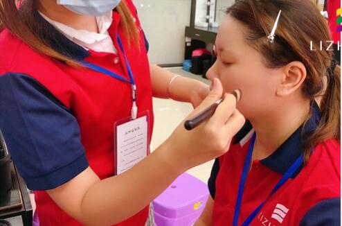 粉底刷海綿的區(qū)別，廣西化妝基礎教學