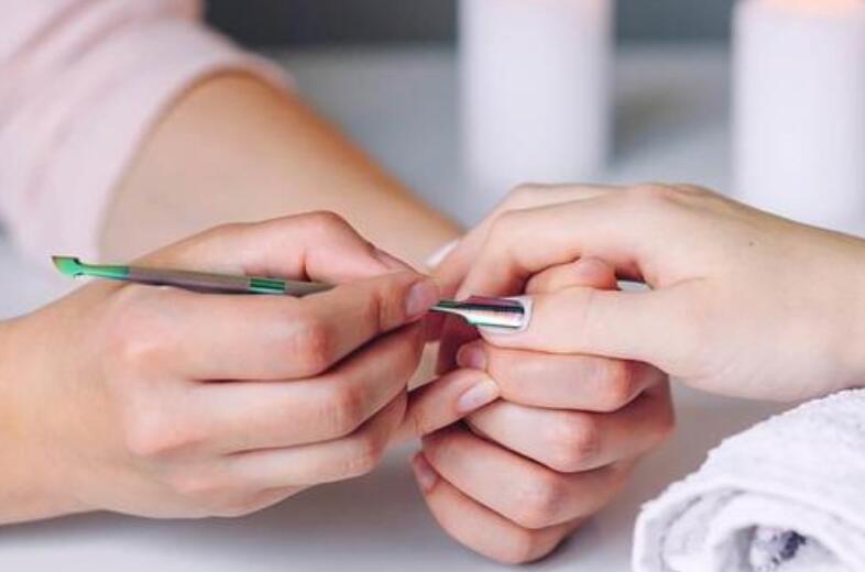 半貼甲片怎么卸？廣西專業(yè)美甲培訓機構教你