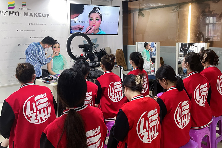 廣西彩妝學(xué)校舞臺(tái)妝欣賞，展現(xiàn)色彩夸張之美