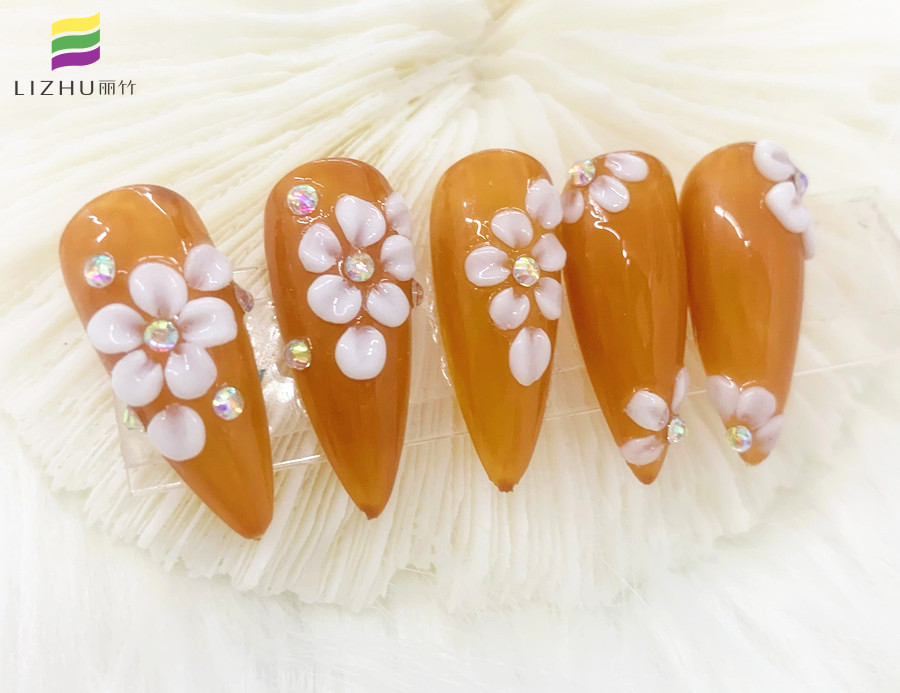 彩繪立體雕花美甲，南寧美甲培訓(xùn)專業(yè)學(xué)校作品