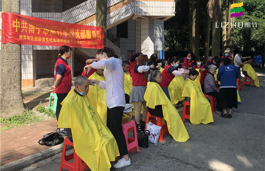 免費(fèi)理發(fā)進(jìn)社區(qū)，廣西美發(fā)培訓(xùn)學(xué)校實(shí)踐活動(dòng)