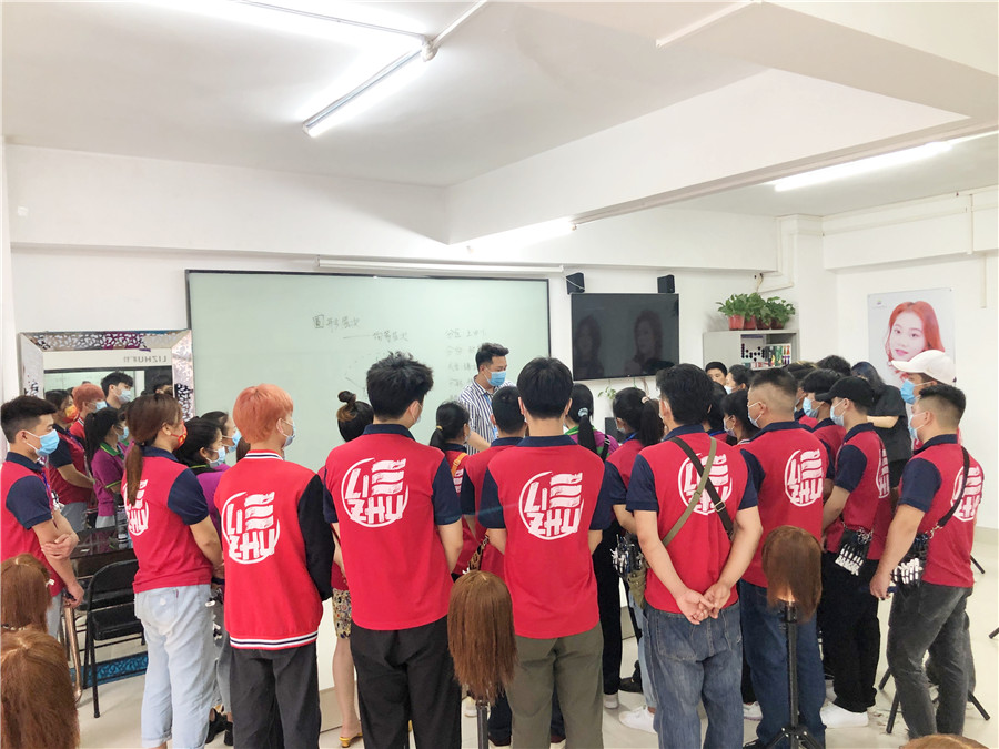 美發(fā)邊緣修剪常用步驟，南寧專業(yè)正規(guī)美發(fā)學(xué)校授課