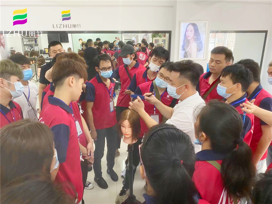 短發(fā)兩側(cè)層次修剪，南寧美發(fā)師職業(yè)培訓(xùn)學(xué)校