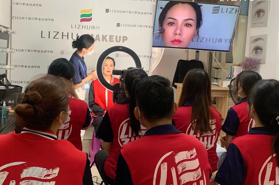 夏季黃色眼影妝妝容，廣西化妝造型培訓(xùn)機(jī)構(gòu)