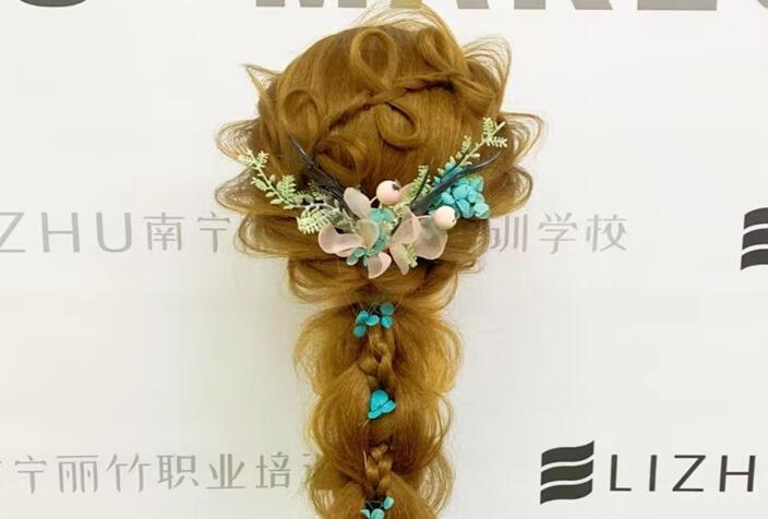 森系編發(fā)造型圖片，南寧編發(fā)培訓(xùn)學(xué)校作品