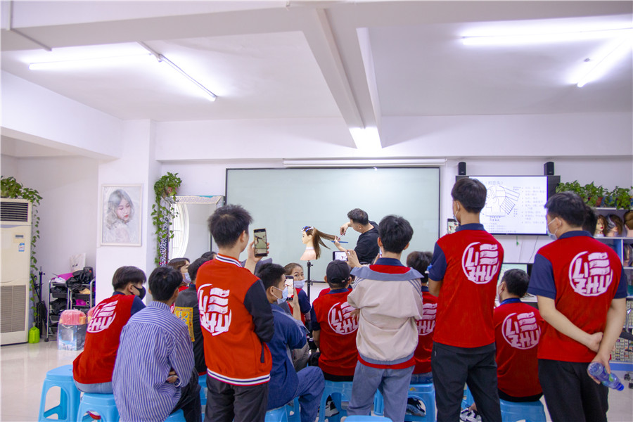 中長發(fā)尾層次修剪，南寧理發(fā)培訓學校演示手法