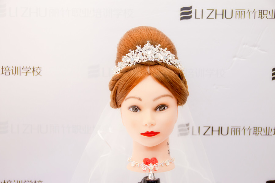 “赫本包”的特點，南寧盤發(fā)培訓學校幫你整理