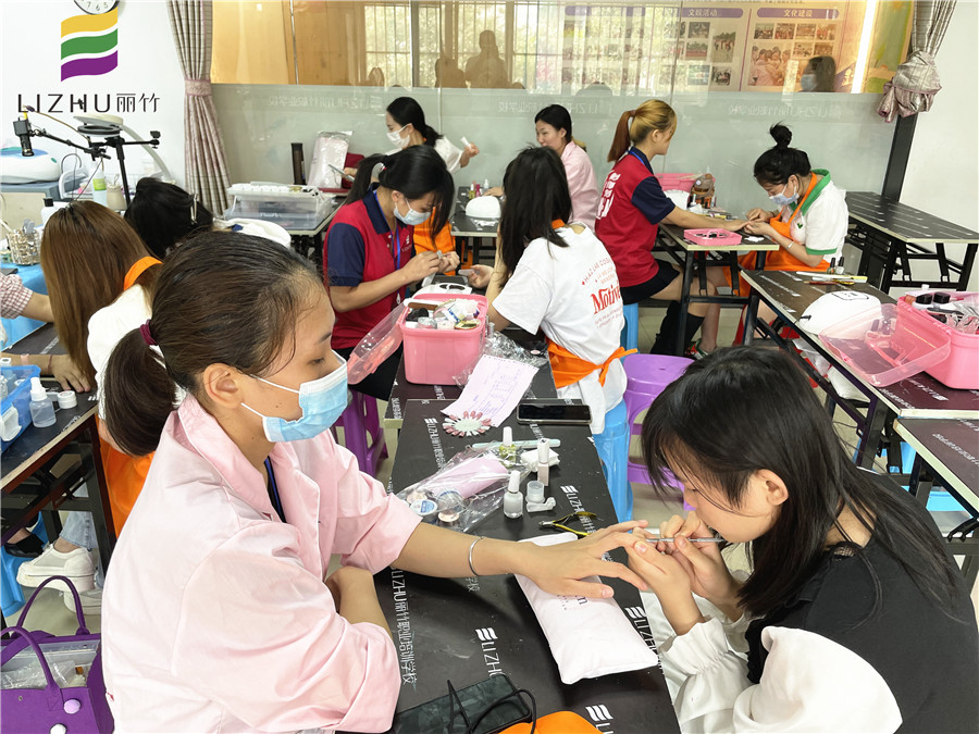 如何推死皮？南寧美甲培訓(xùn)學?；A(chǔ)課程