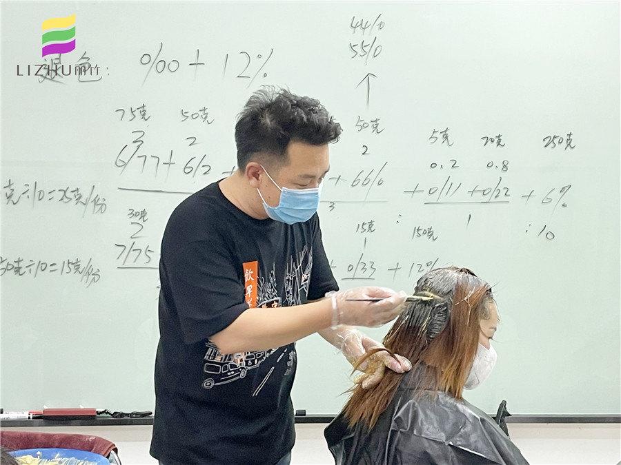 自己染發(fā)的技巧，廣西專業(yè)染發(fā)培訓(xùn)學(xué)校教你