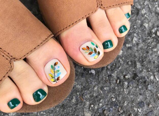 夏日腳部美甲圖片，廣西培訓(xùn)美甲的學(xué)校分享