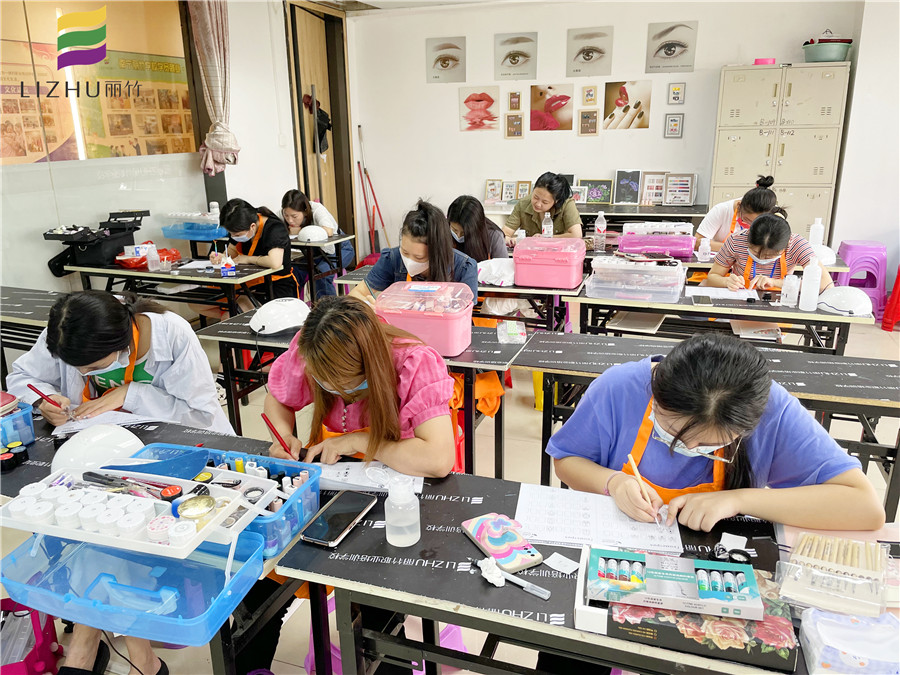 去南寧美甲培訓(xùn)學(xué)校學(xué)美甲要會(huì)畫畫嗎？