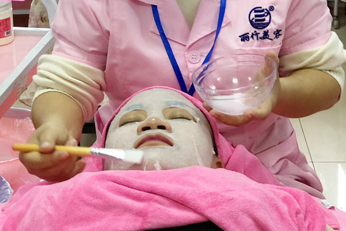 夏日敷水膜的次數(shù)越多越好嗎？南寧美容學(xué)校老師這么說