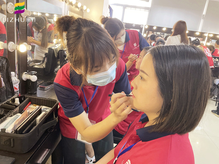 如何區(qū)分冷白皮和暖白皮？廣西美妝彩妝學(xué)校授課開講