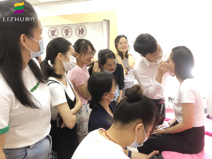 紋眉后怎么修眉才好看？南寧眉眼唇培訓(xùn)學(xué)校教你