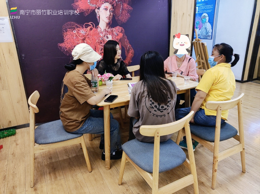 忙！忙！忙！麗竹學(xué)校人氣火爆的招生大廳