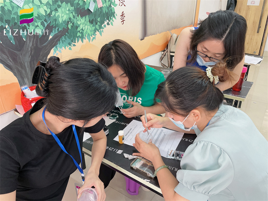 如何用杯子練習(xí)嫁接睫毛？來南寧美睫專業(yè)學(xué)校看看啊