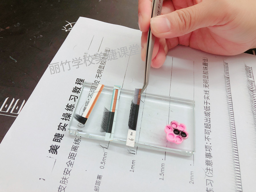 紙上嫁接睫毛，南寧美甲美睫學(xué)校學(xué)員練習(xí)
