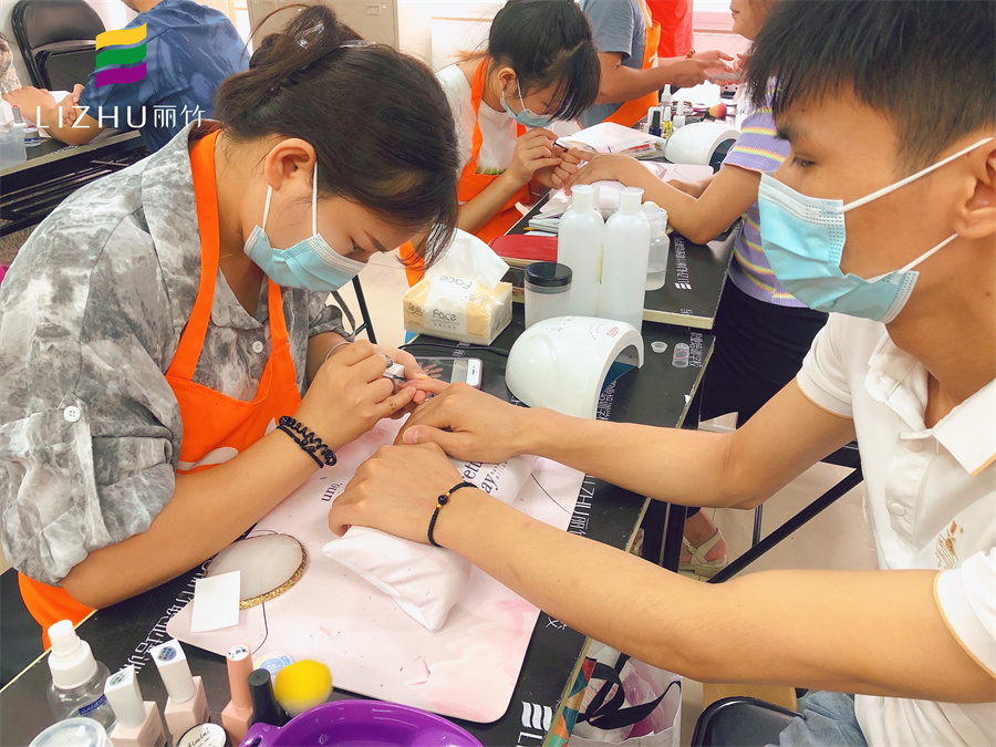 美甲修手有什么項目？南寧市美甲學(xué)校教程