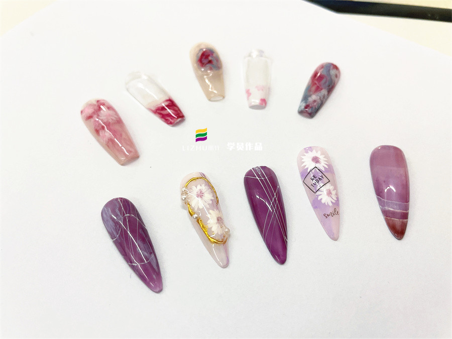 手黑做美甲如何選擇顏色？南寧美甲時(shí)尚培訓(xùn)教你