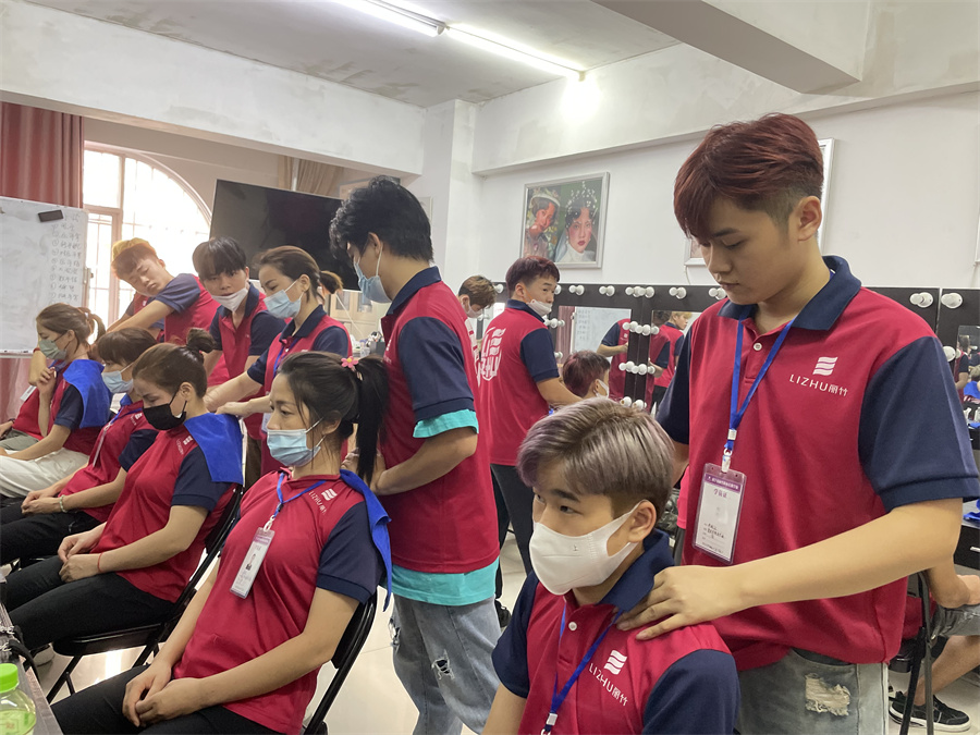 美發(fā)洗護(hù)肩頸按摩注意事項(xiàng) ，廣西美發(fā)學(xué)校培訓(xùn)洗頭