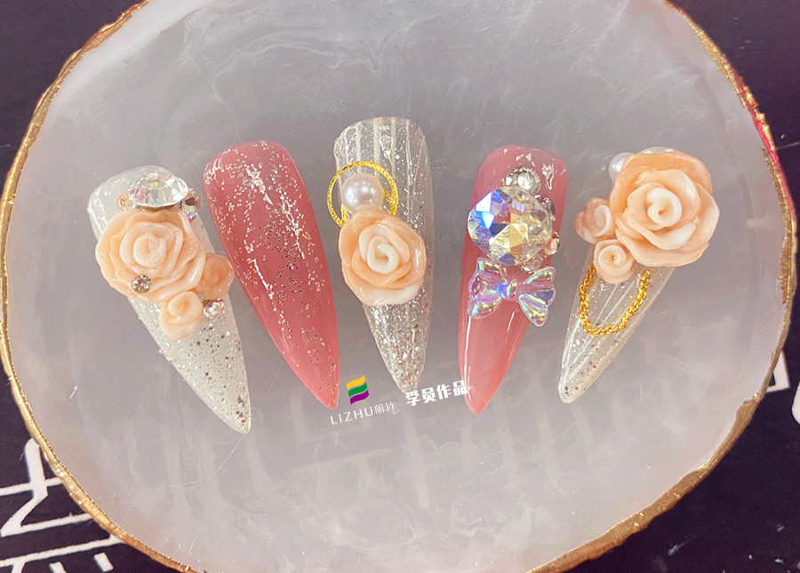玫瑰雕花美甲作品，告訴你廣西美甲學(xué)校哪家好？