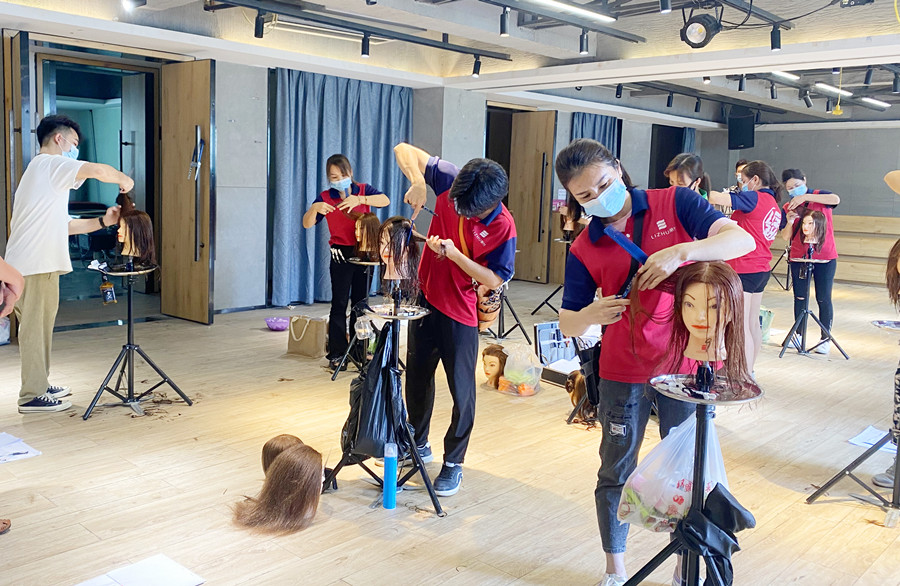 頭發(fā)打薄的注意事項(xiàng)，廣西理發(fā)剪發(fā)學(xué)校教學(xué)