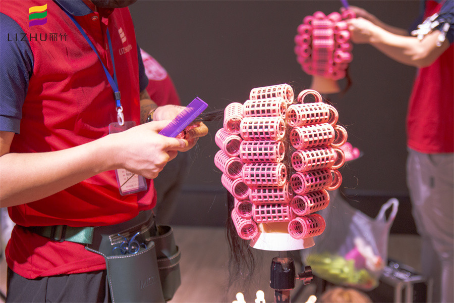 塑料卷發(fā)筒使用方法，廣西南寧專業(yè)燙發(fā)學(xué)校課程