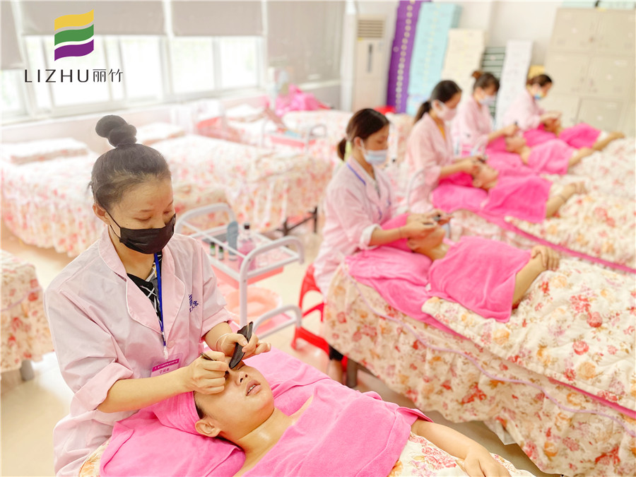 牛角刮痧板面部刮痧，廣西美容面部護(hù)理實(shí)操