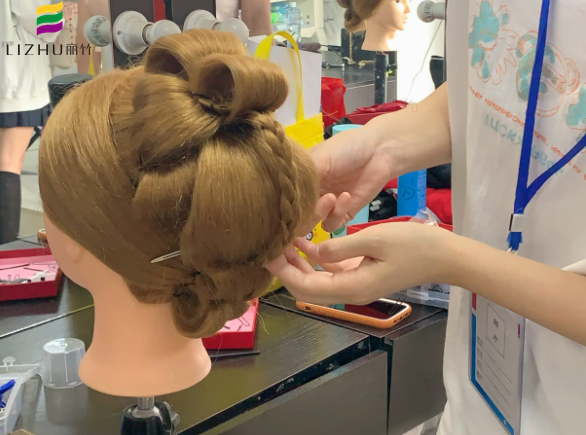 秀禾發(fā)型手打卷教程，南寧化妝盤發(fā)培訓課件