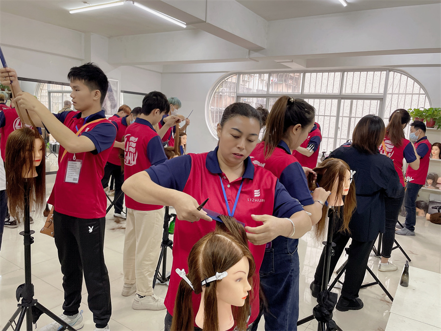 頭發(fā)打薄的技巧，廣西學(xué)理發(fā)剪發(fā)