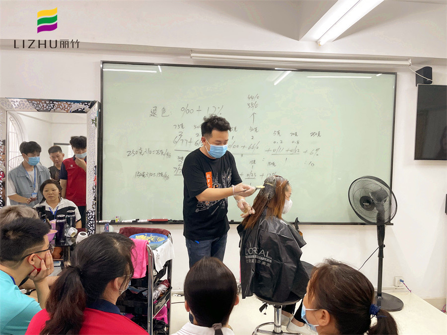 染膏怎么才能涂均勻？廣西染發(fā)培訓學?，F(xiàn)場示范