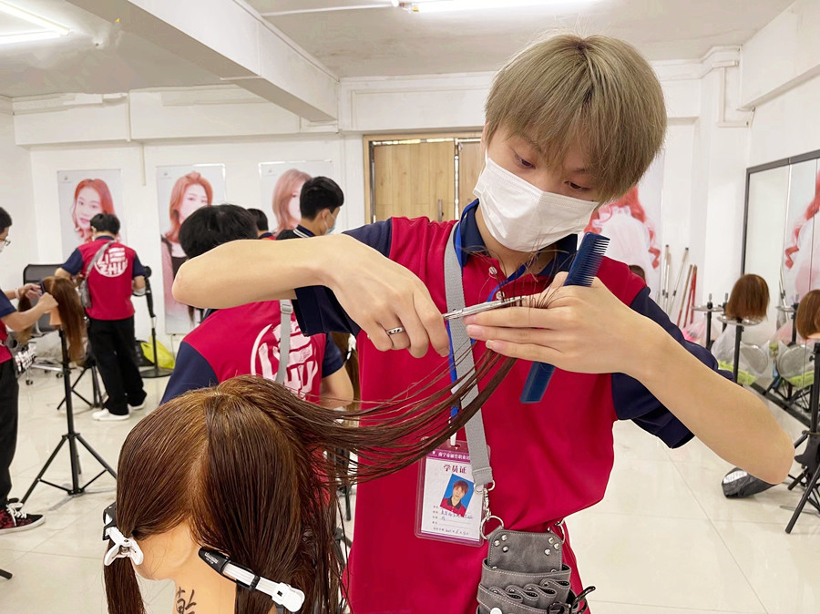 如何給長(zhǎng)發(fā)分層？南寧理發(fā)剪發(fā)學(xué)校教你