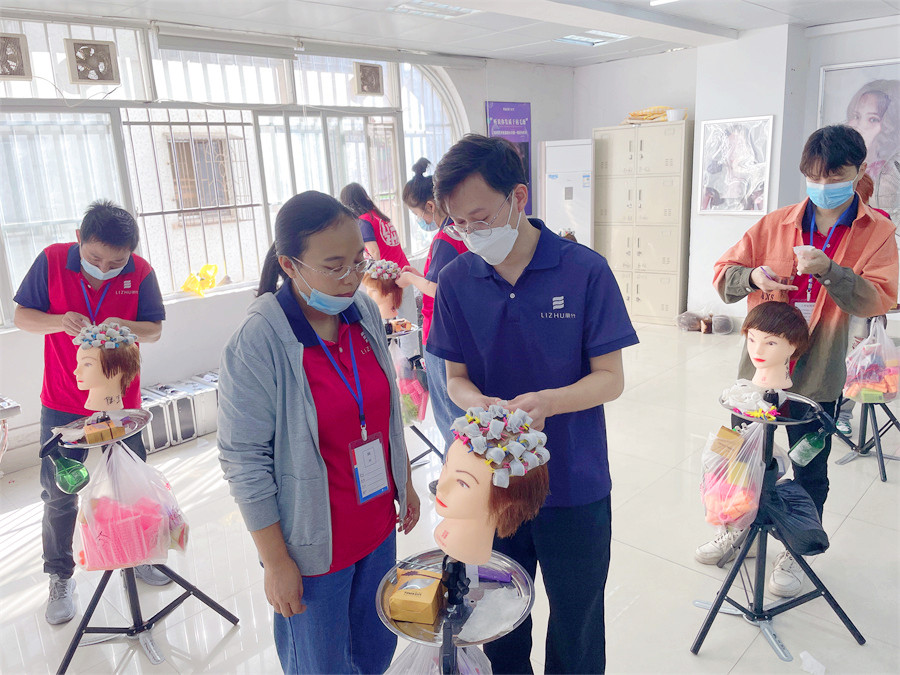 發(fā)根補燙技術的步驟，南寧燙發(fā)培訓學校課堂實訓