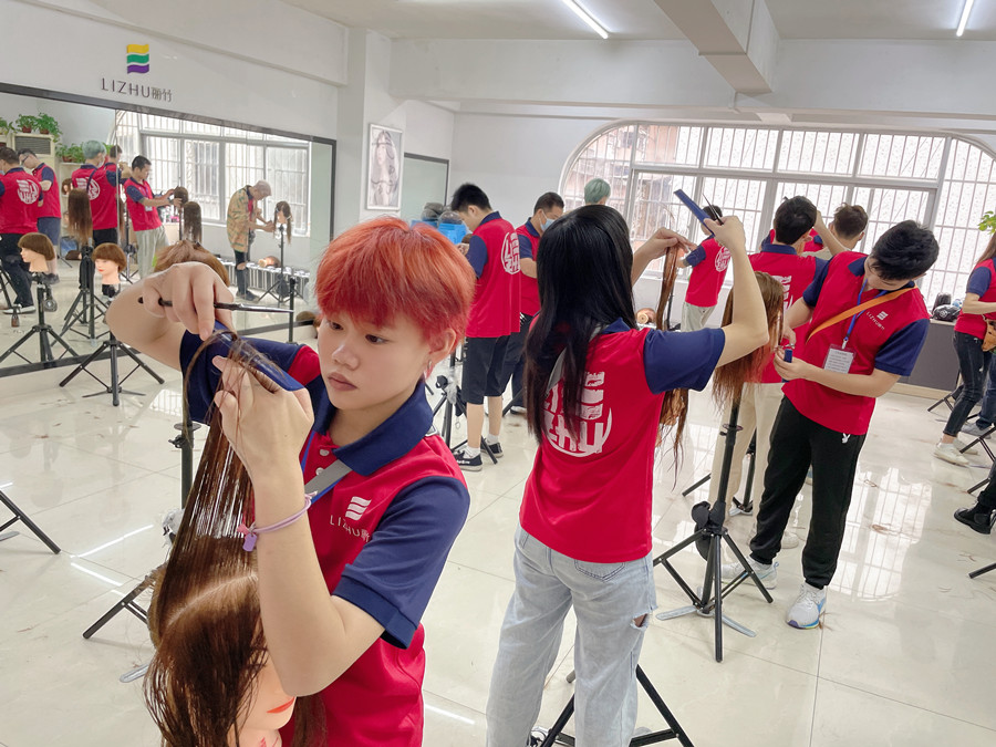 你適合剪齊劉海嗎？南寧剪發(fā)職業(yè)學(xué)校為你詳解