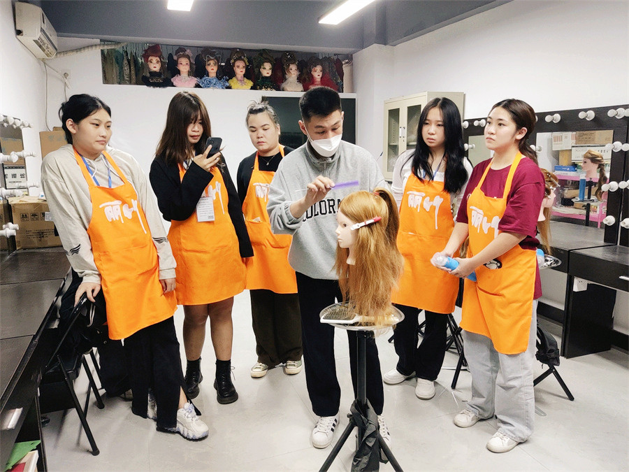 南寧化妝編發(fā)盤發(fā)去哪學？歡迎到麗竹學?；瘖y專業(yè)