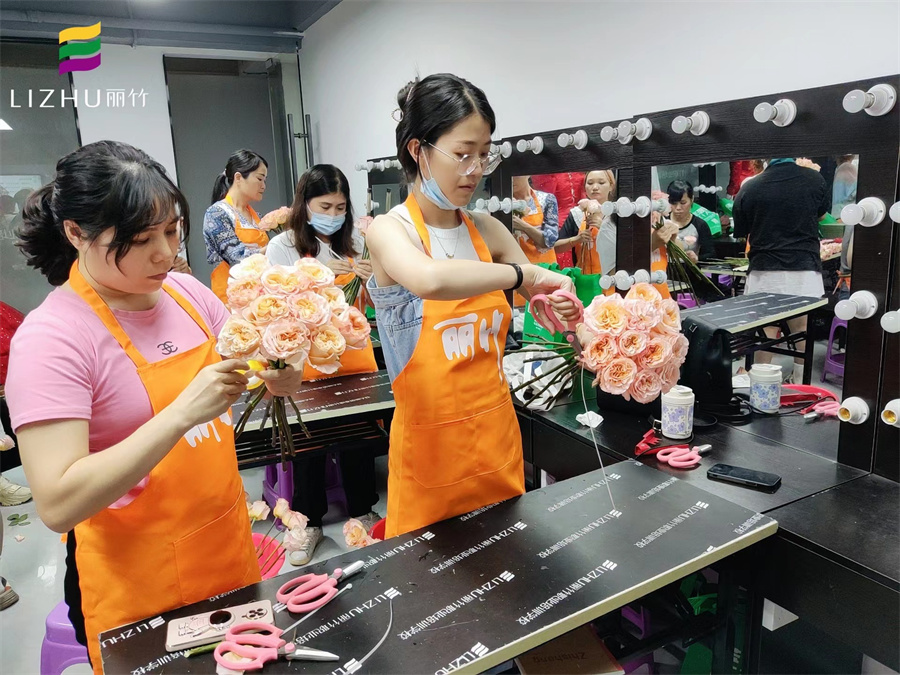 南寧花藝插花培訓(xùn)學(xué)校浪漫開班